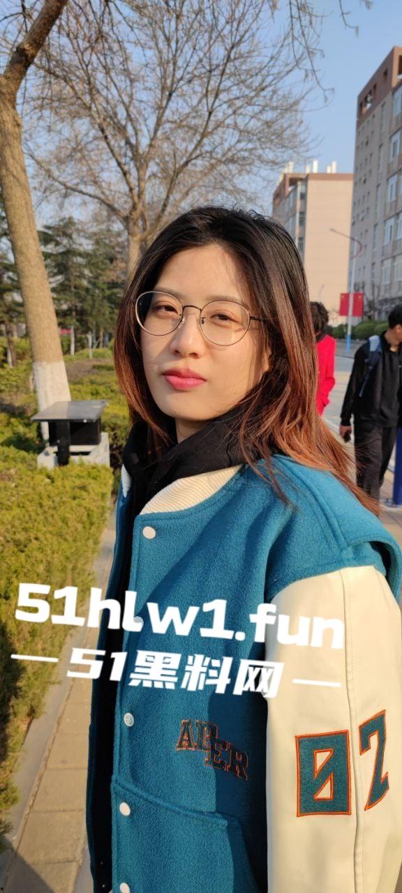 网友投稿高颜值反差眼镜妹,戴眼镜是御姐,穿黑丝成少妇,做爱表情直接封神!-2