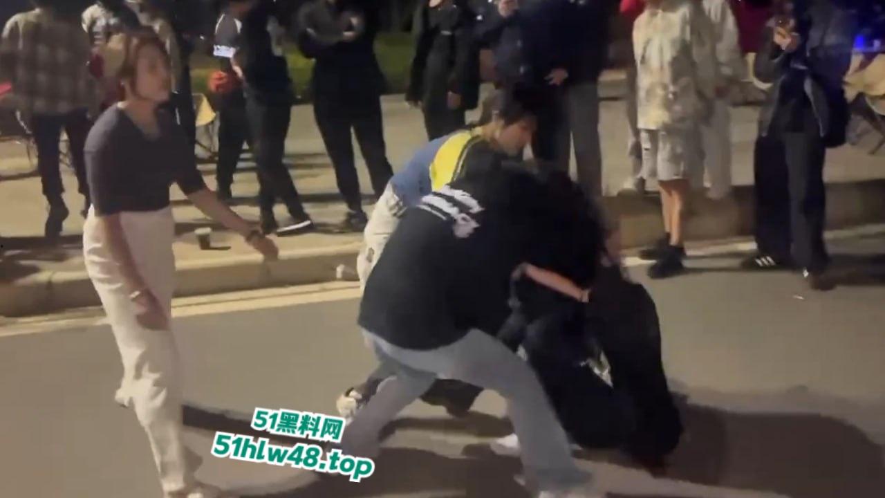 广东佛山精神小妹带人打架从单挑变群殴，女人打架真不讲武德，不过女人不撕衣服缺少精髓。-1