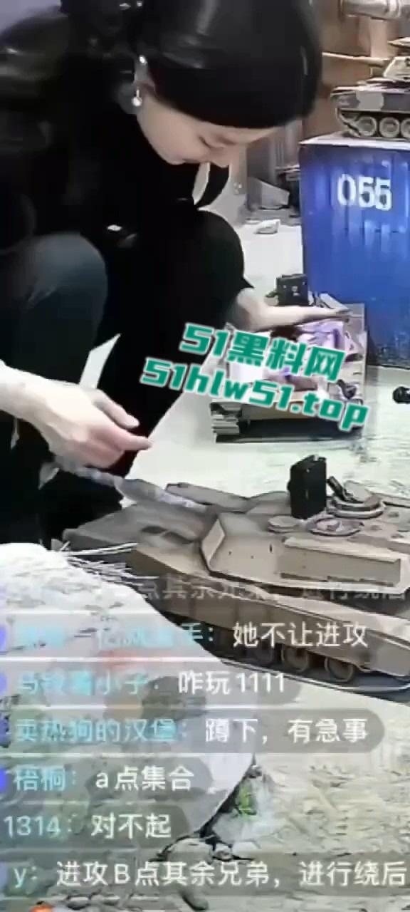 抖音主播【鑫荣佳RC坦克大战】美女主播，疯狂暗示擦边，大坦克的金枪差点插入进去，引发网友围观！-6