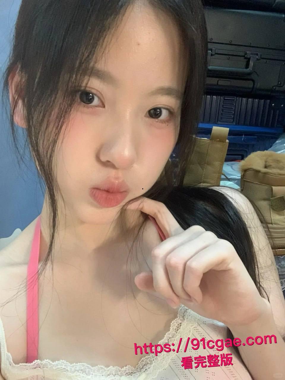 约了个颜值超高的学生妹,身材也是顶级,穿上黑丝主动坐在我鸡巴上!-4