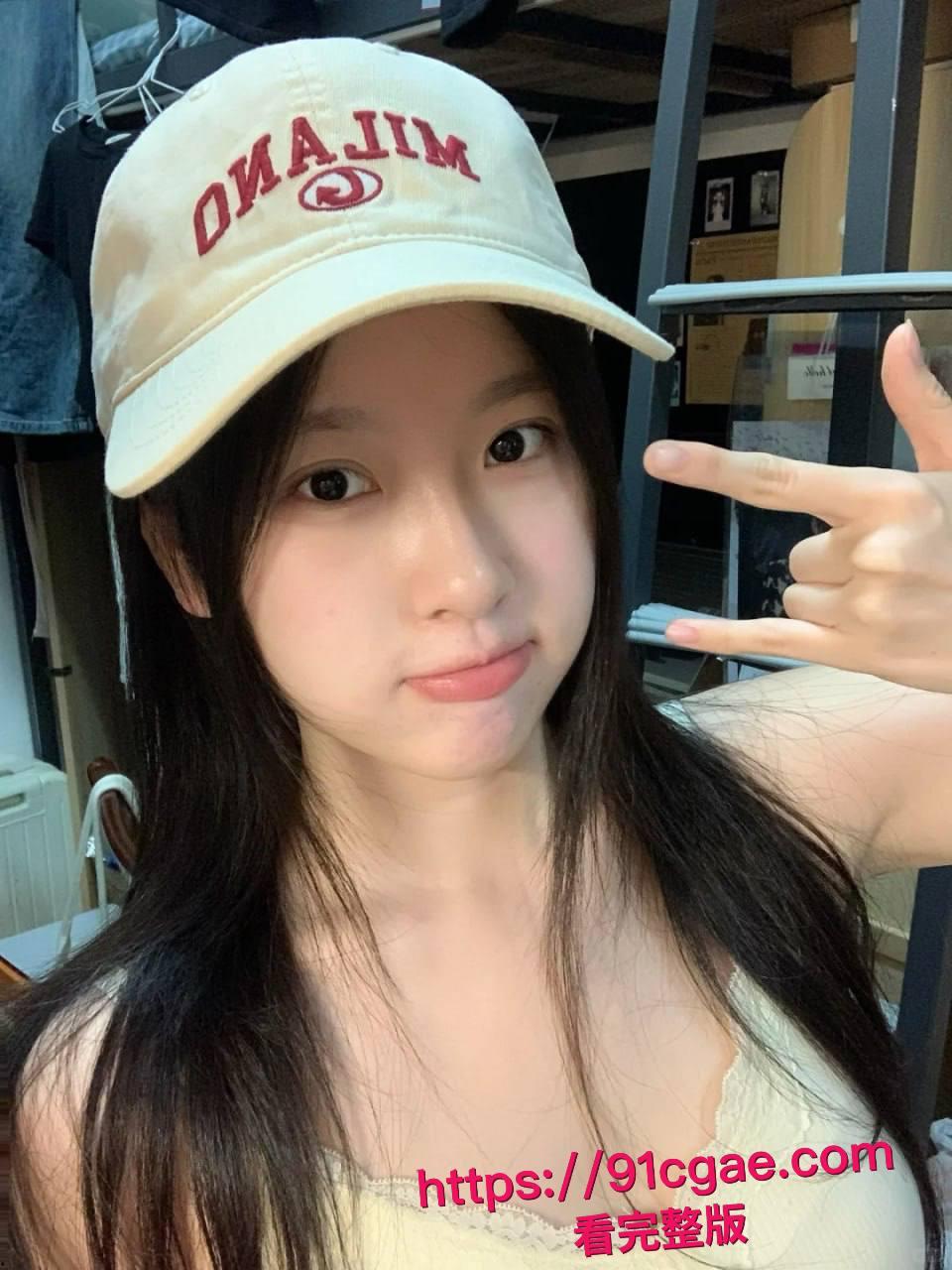 约了个颜值超高的学生妹,身材也是顶级,穿上黑丝主动坐在我鸡巴上!-9