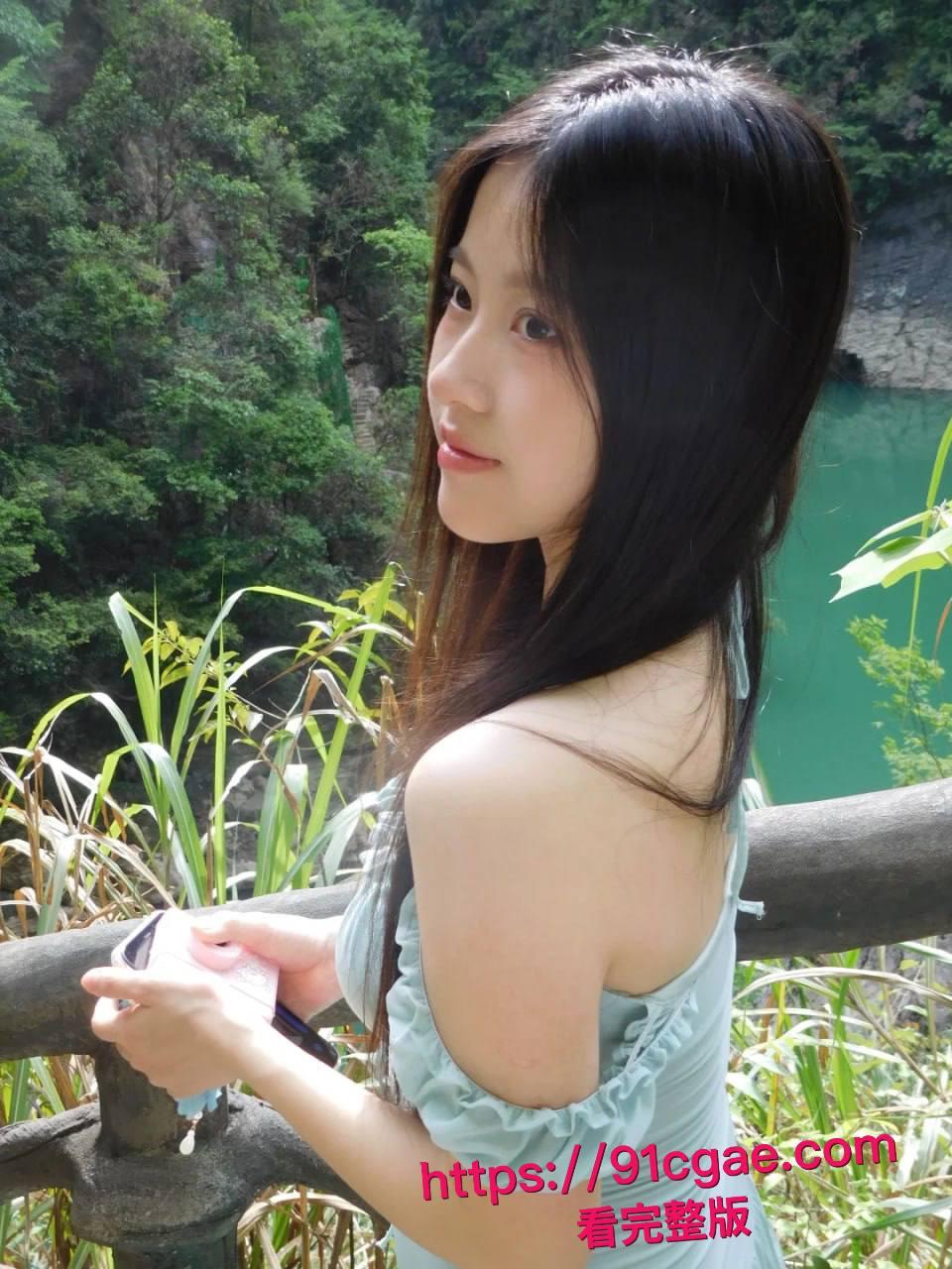 约了个颜值超高的学生妹,身材也是顶级,穿上黑丝主动坐在我鸡巴上!-11