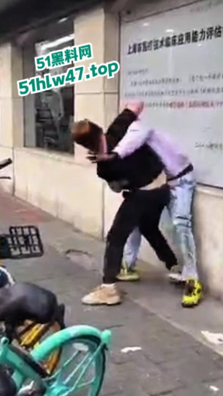 广州黑人被精神小伙爆揍，网友恶嘲这是汉人殖民者，在广坎达街头殴打土著，原来广州早已被黑人占领了啊！-1
