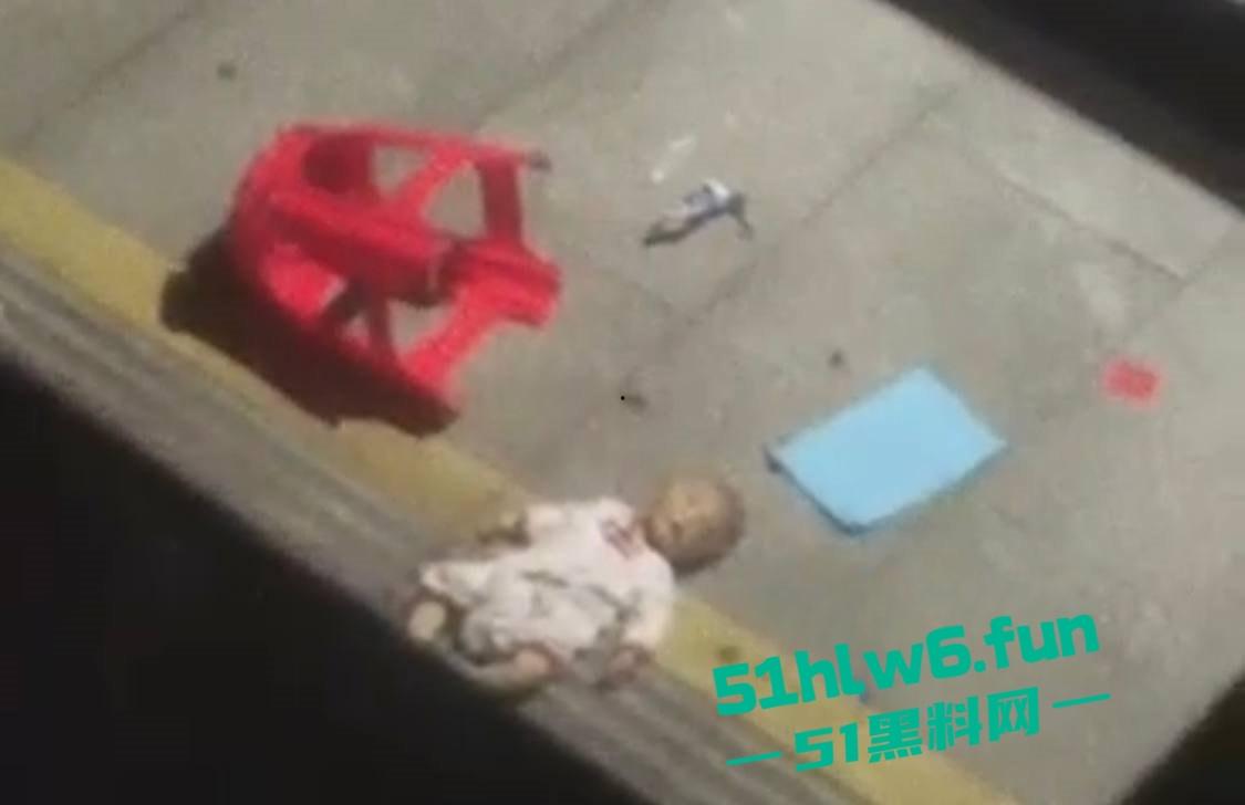夫妻吵架奶妈愤怒将孩子从五楼仍下去,据传是有产后抑郁症,目前已经被帽子叔叔带走。-1