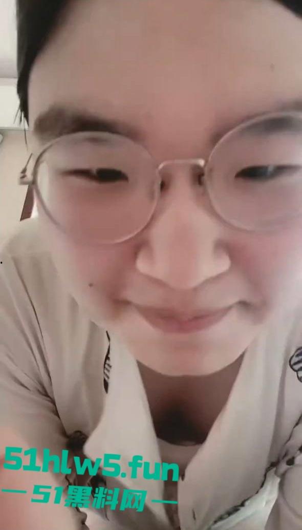 渣男【刘明生】生前骗财骗色暴毙去世，结果被操男娘激动抱遗照热舞！-4