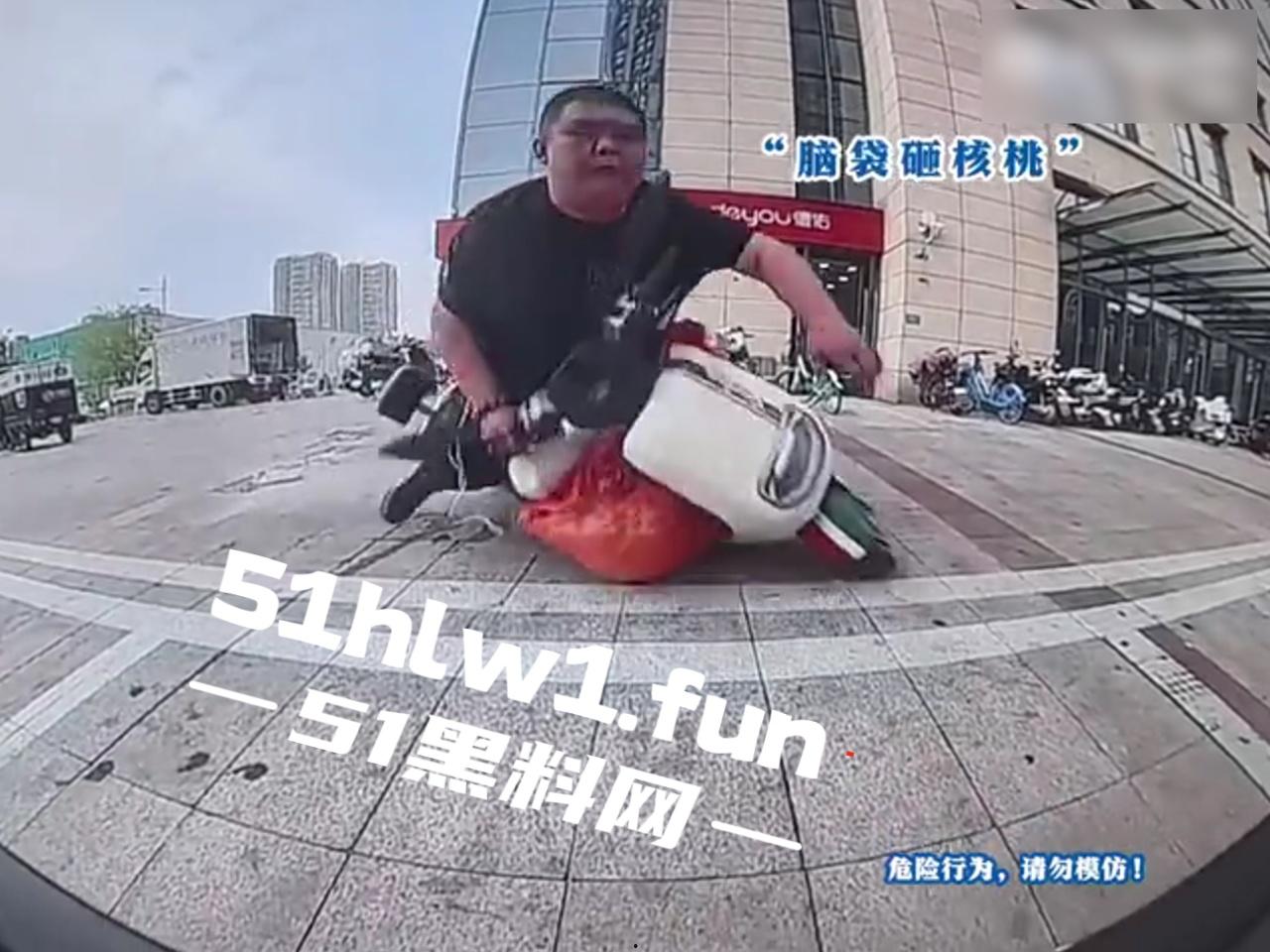 盘点今年奇葩车祸，监控下的搞笑瞬间，虽然明知是车祸，但还是不道德的笑了，有卧龙的地方必有凤雏啊！-1