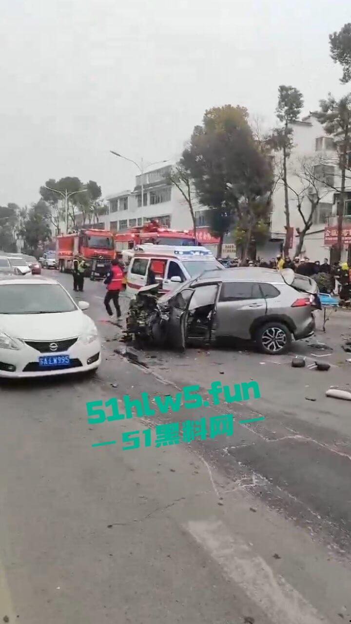 江苏镇江重大车祸，一辆纯电SUV逆行撞上对面轿车造成三人死亡，肇事司机抢救后并无生命危险。