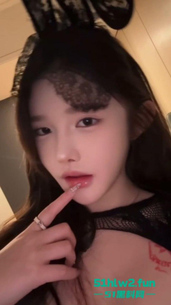 快手网红【美羊】被曝大尺度做爱视频，极品高颜值美女穿女仆装胯上骑乘伺候大佬！