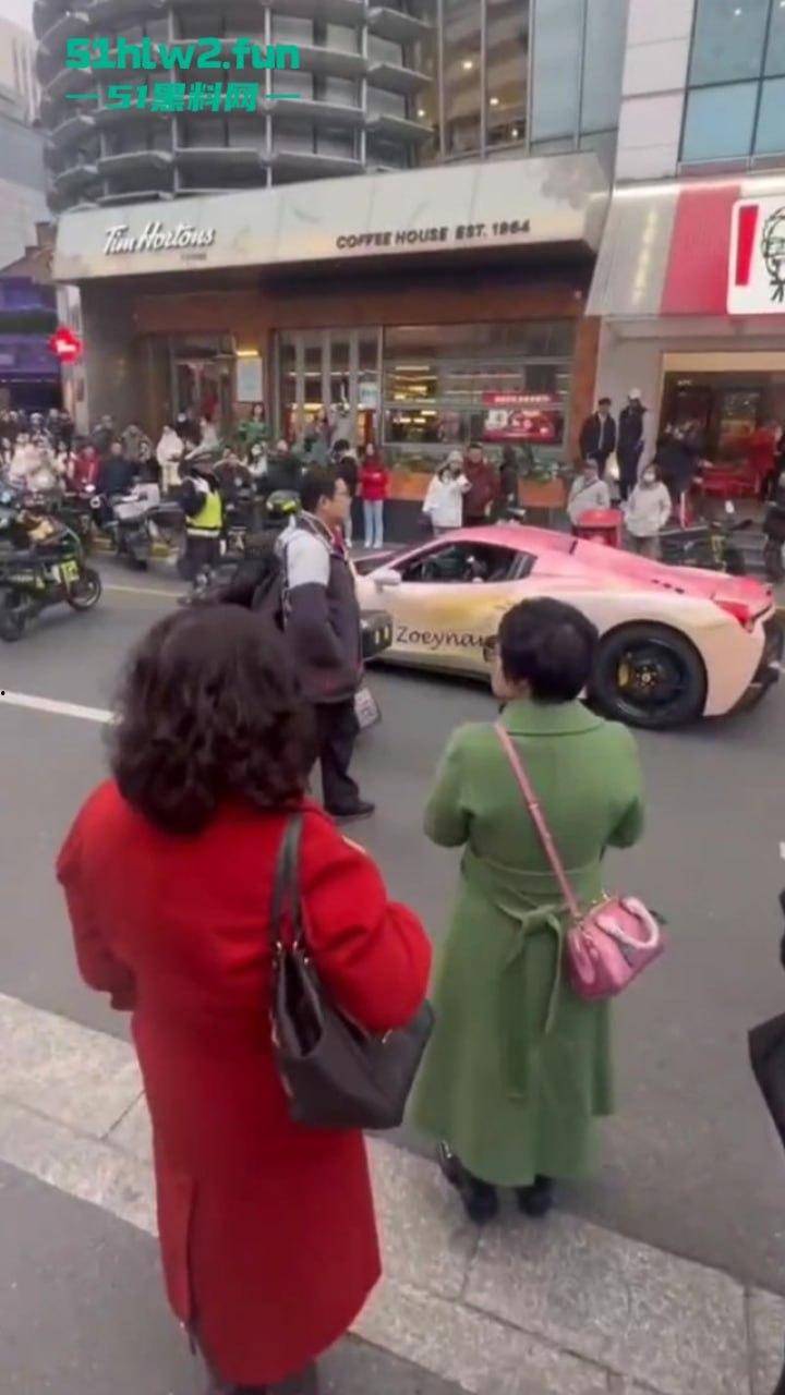 玩大了!抖音女网红【周艺zoyenana】为博眼球开法拉利横冲直撞玩炫富,被警察连人带车一起押走。-1