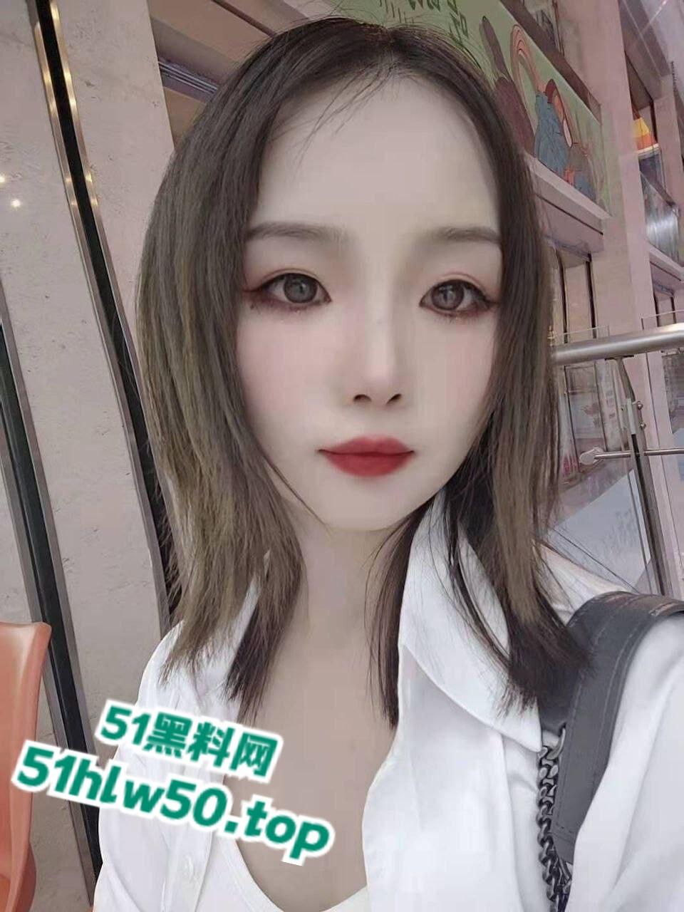 云南昆明汽车销售员【冰冰】淫荡人妻，淫乱视频惨遭情人泄密流出，黑丝骚穴特写！-2