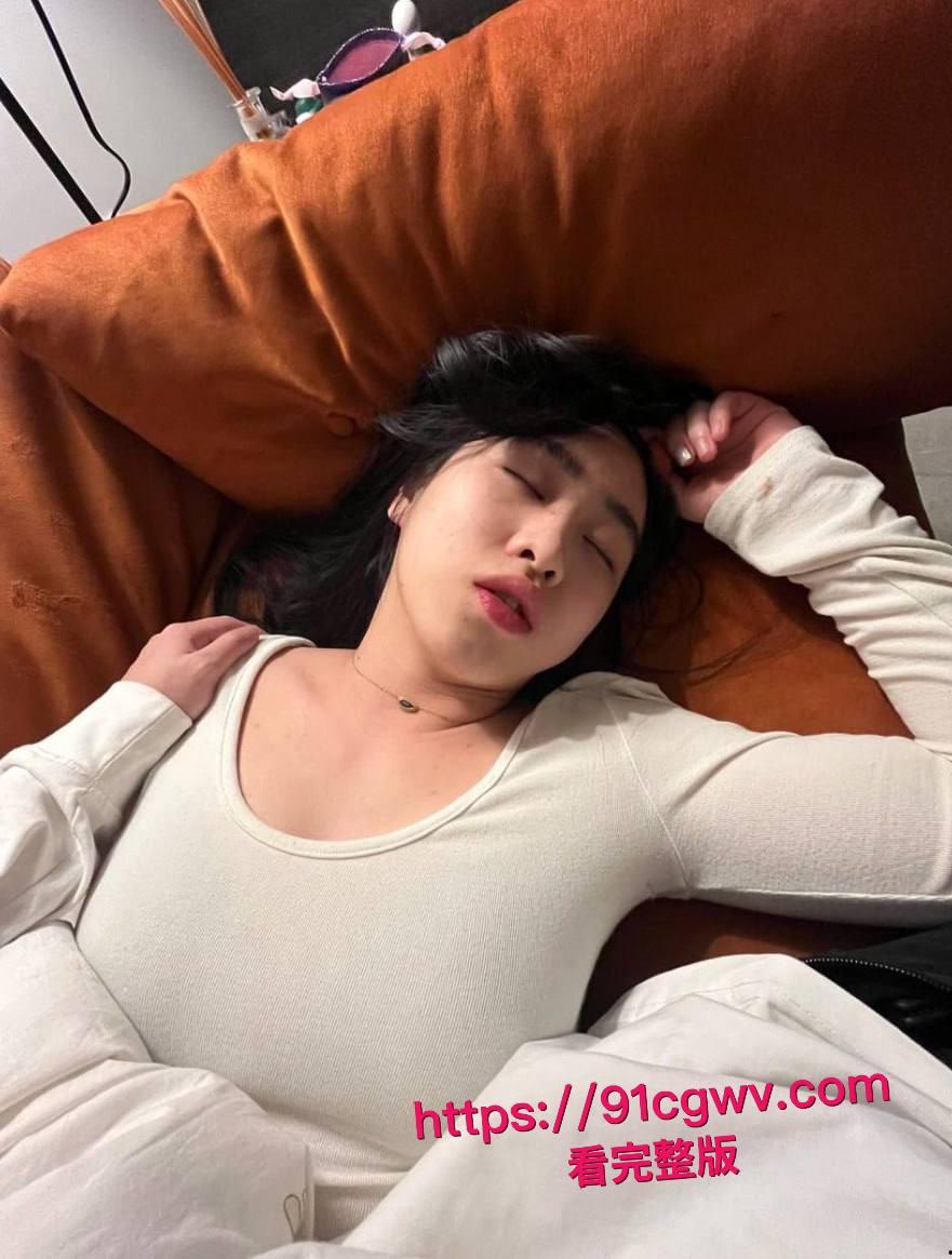 谢菲尔德音乐系高颜女神王天惨遭绿帽男友甩出私密大片!留学圈人人给钱就能上的极品骚货,跪舔鸡巴视频让哥们儿裤裆紧绷-11