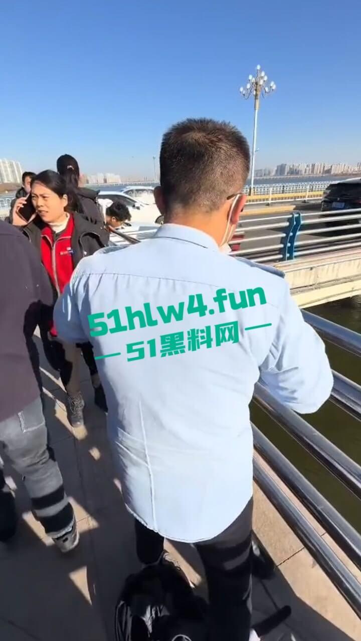 山东临沂跳桥事件，男子因分手想不开跳河自杀被英勇大叔救下，大叔跳下去那一刻真帅。-3