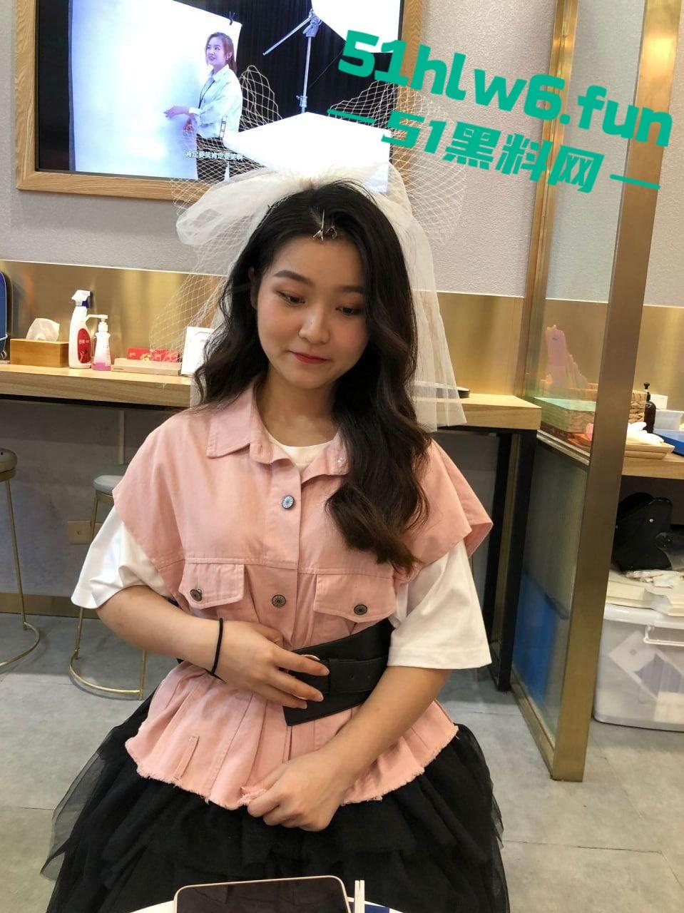 山西太原国企文员【刘琴】企业里出了名的公交车，为了上位到处勾引性爱自拍被男友发现曝光。-4