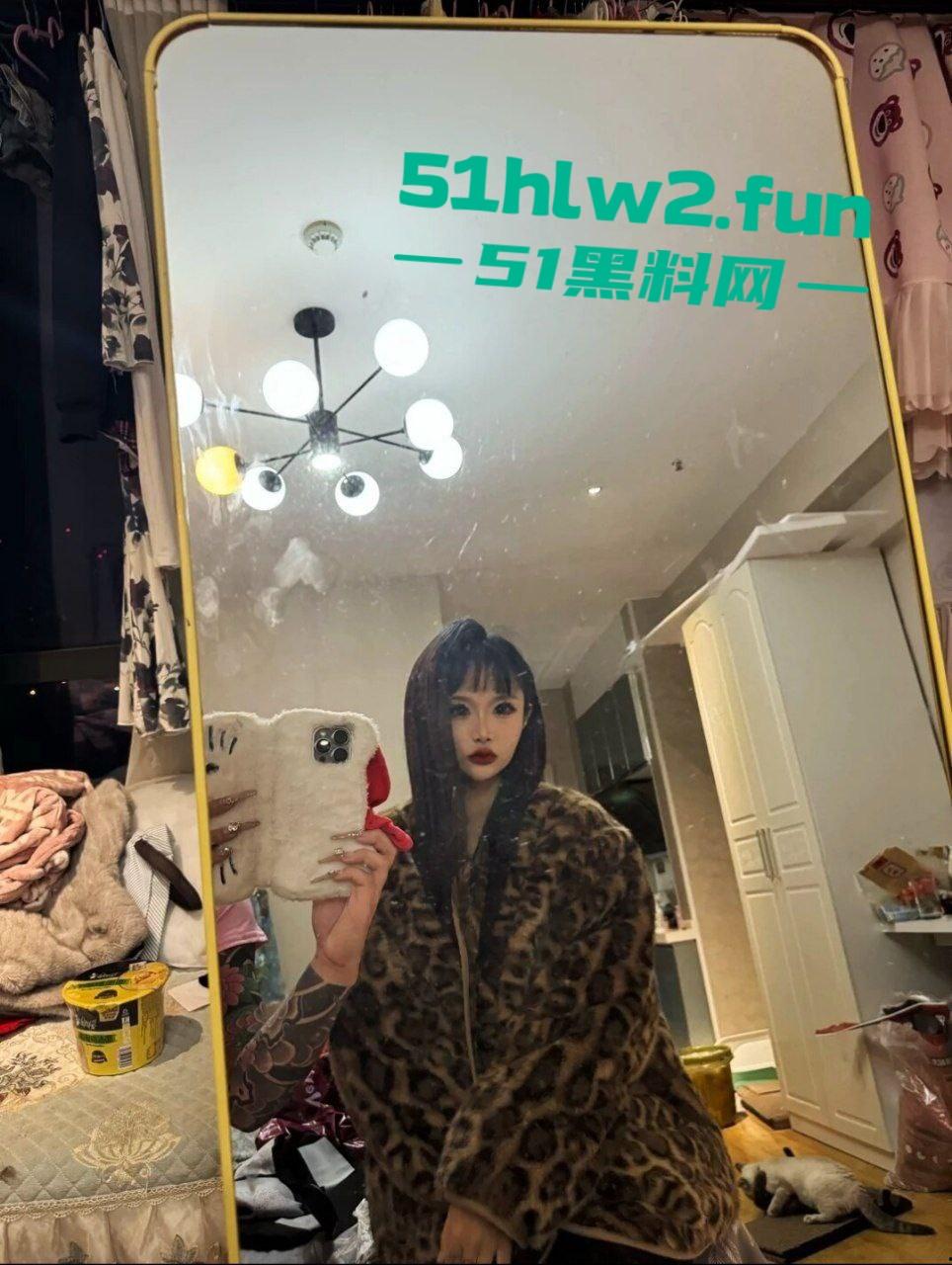 颜值纹身骚逼【陈美娇】整天蹭吃蹭喝的精神小妹，晚上求宿被小伙轮奸还被人家女友发现围殴暴揍。-8