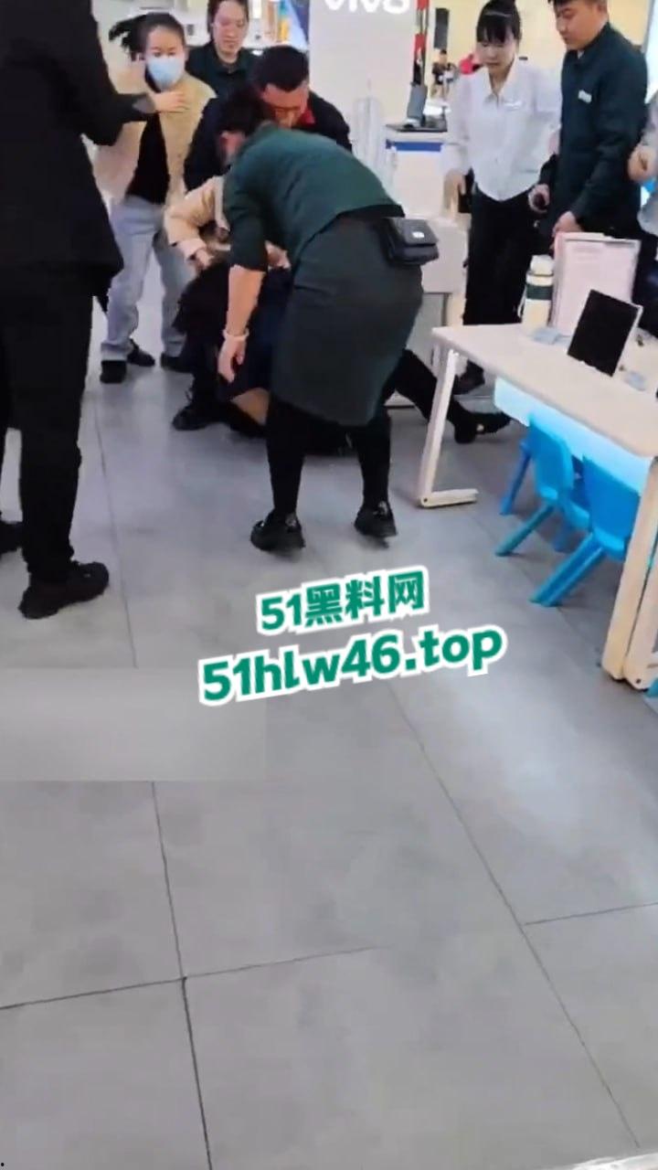 河北衡水捉奸现场，信誉楼老凤祥女店长和有钱客人发展地下恋情，原配妻子捉奸当场爆揍。