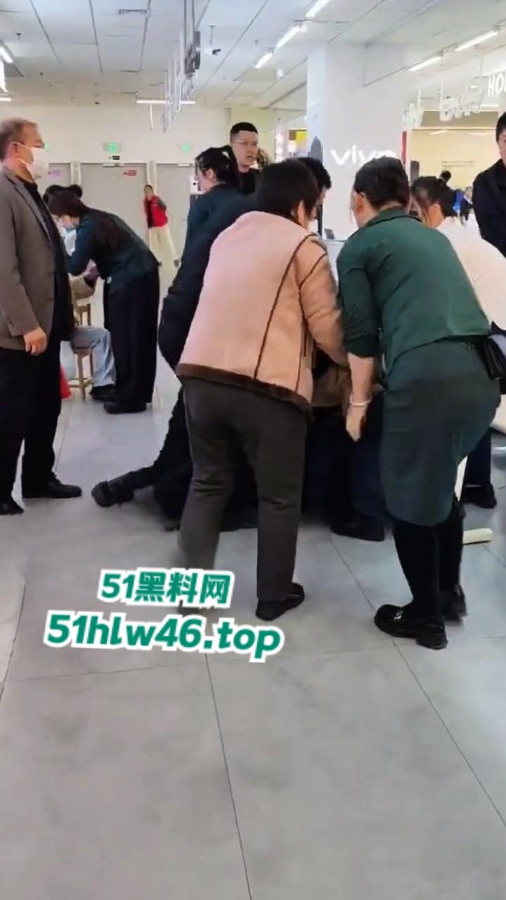 河北衡水捉奸现场,信誉楼老凤祥女店长和有钱客人发展地下恋情,原配妻子捉奸当场爆揍。-2