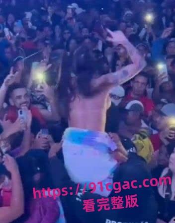 巴西女歌手皮波基尼亚演唱会大乱!丁字裤入观众群,男粉失控狂摸胸臀!-4