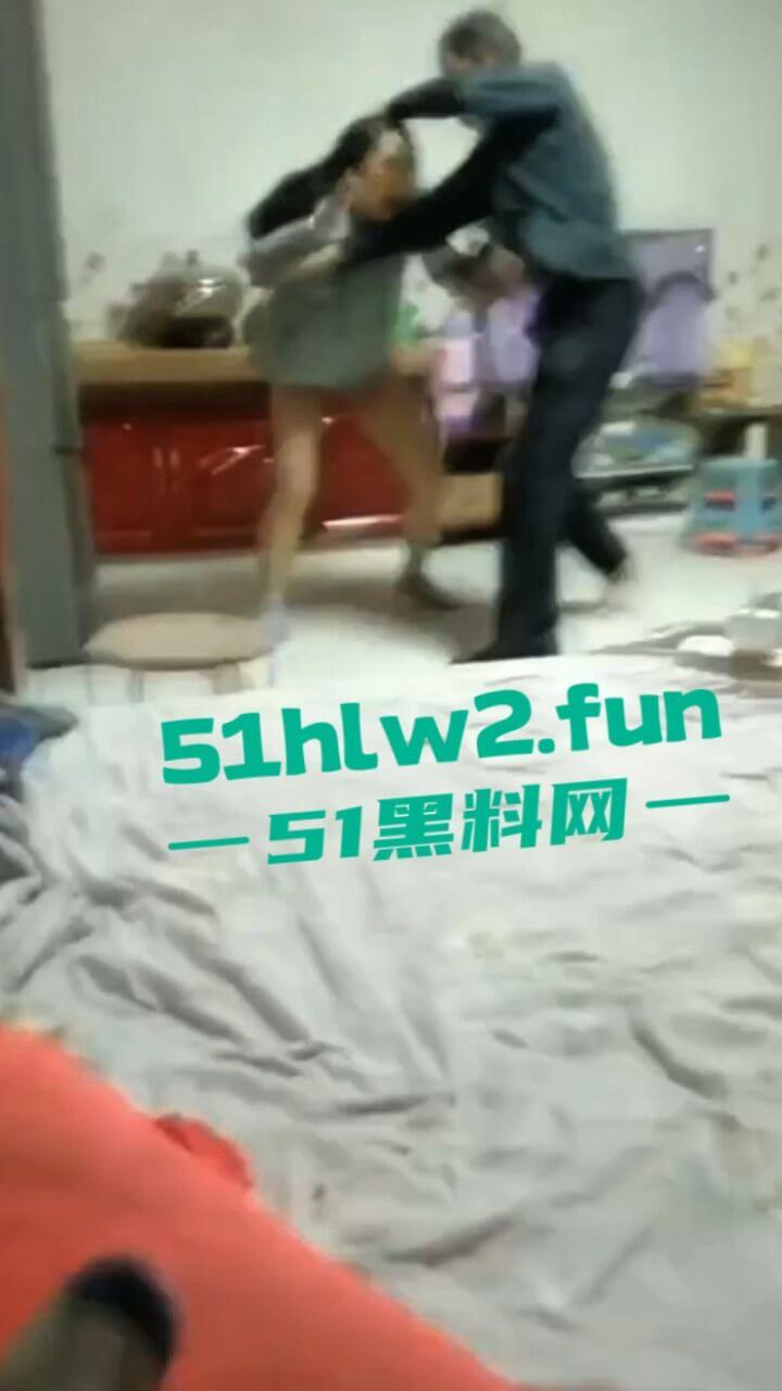 极品骚妇约炮情人，竟大胆带回家啪啪被老公捉奸在床，抡凳子揍的骚货女人嗷嗷惨叫。-4