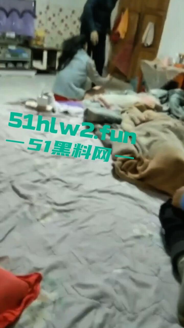 极品骚妇约炮情人，竟大胆带回家啪啪被老公捉奸在床，抡凳子揍的骚货女人嗷嗷惨叫。-5