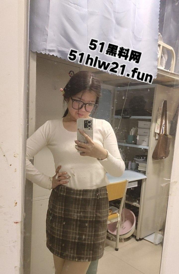 洛阳师范学院【王钦辉】在男友面前清纯如雪，在外面却骚如母狗经常约炮。-3