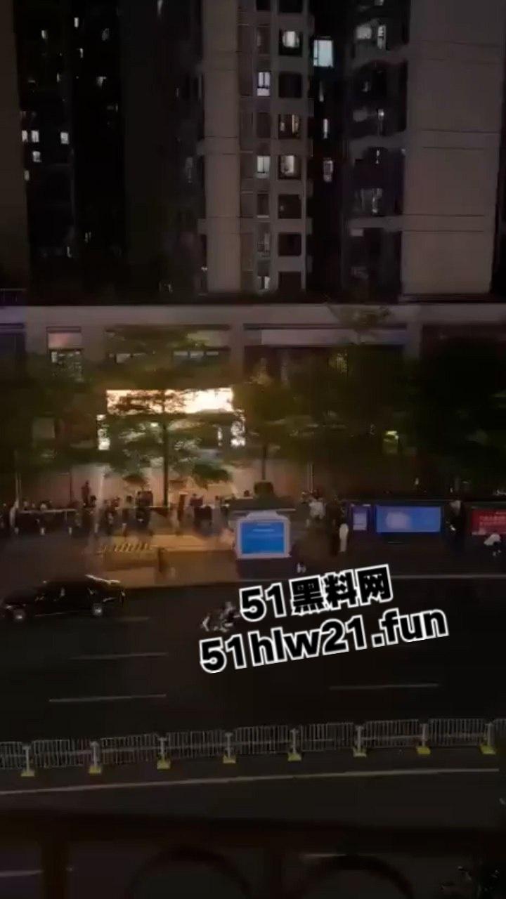 深圳龙华壹方城守财奴夫妇拖欠工资不给钱,逼疯老实人双刀抡砍跟剁肉一样无情送两人升天!-1