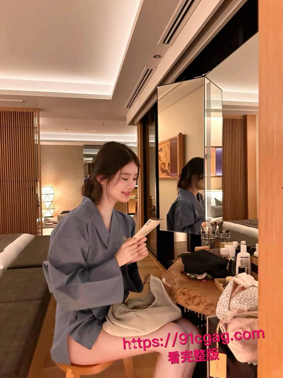 真实约炮!好不容易约到一个超有女人味的极品人妻,长得漂亮身材又好床上骚浪至极叫声听了就让人鸡巴硬!-12