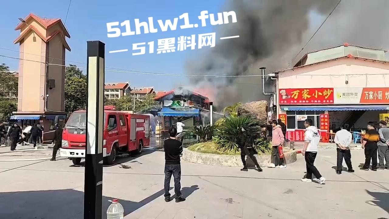 广西钦州北部湾大学城一糖水铺 因小孩放鞭炮引发火灾 现场浓烟滚滚真是造孽!-6