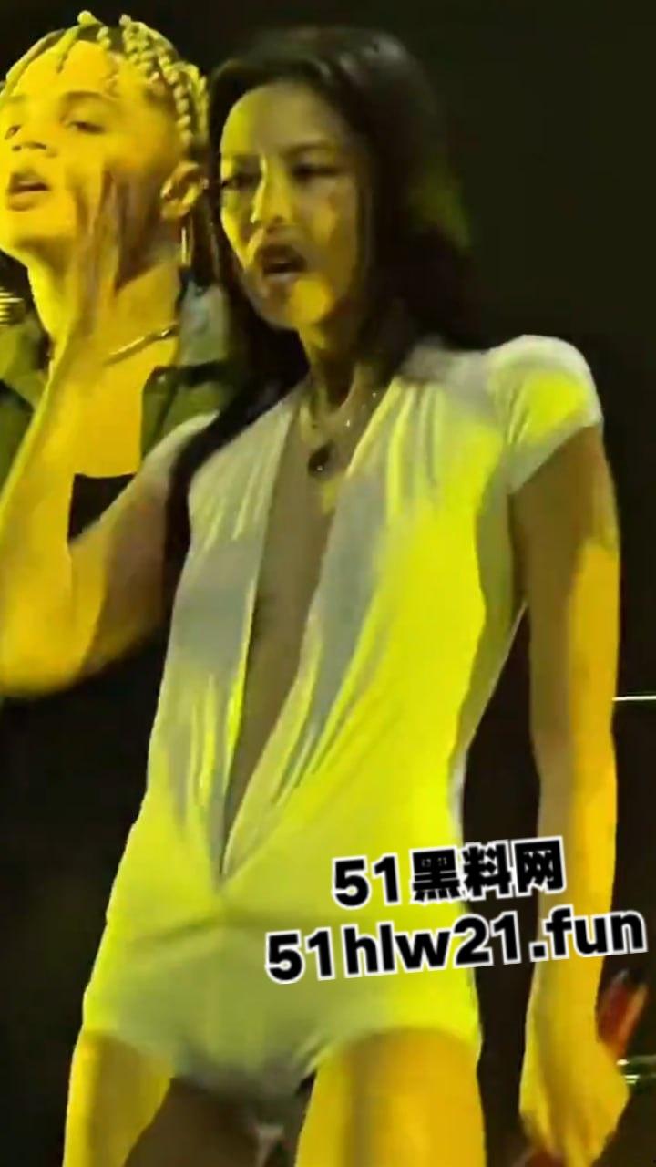 韩国女团舞台走光事件，Blackpink成员【jennie】演唱会乳头走光，这大奶子看着太诱人，这可是赤裸裸勾引财阀大佬！-10