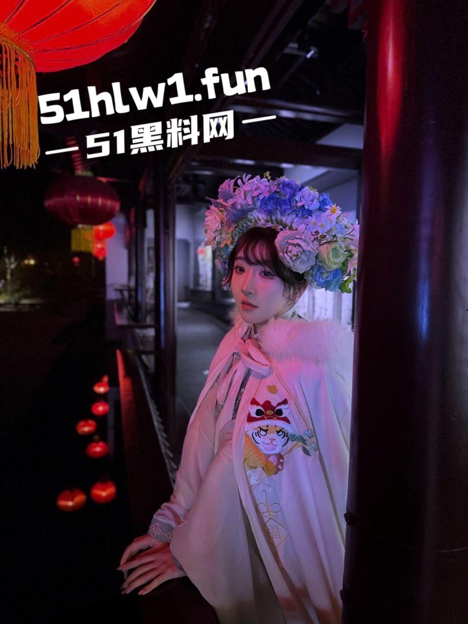 推特骚逼【酣睡小熊】凌晨被金主爸爸召唤上演制服秀,大半夜的街头玩露出,钱到位了金主一召唤美人即乖乖听命!-2