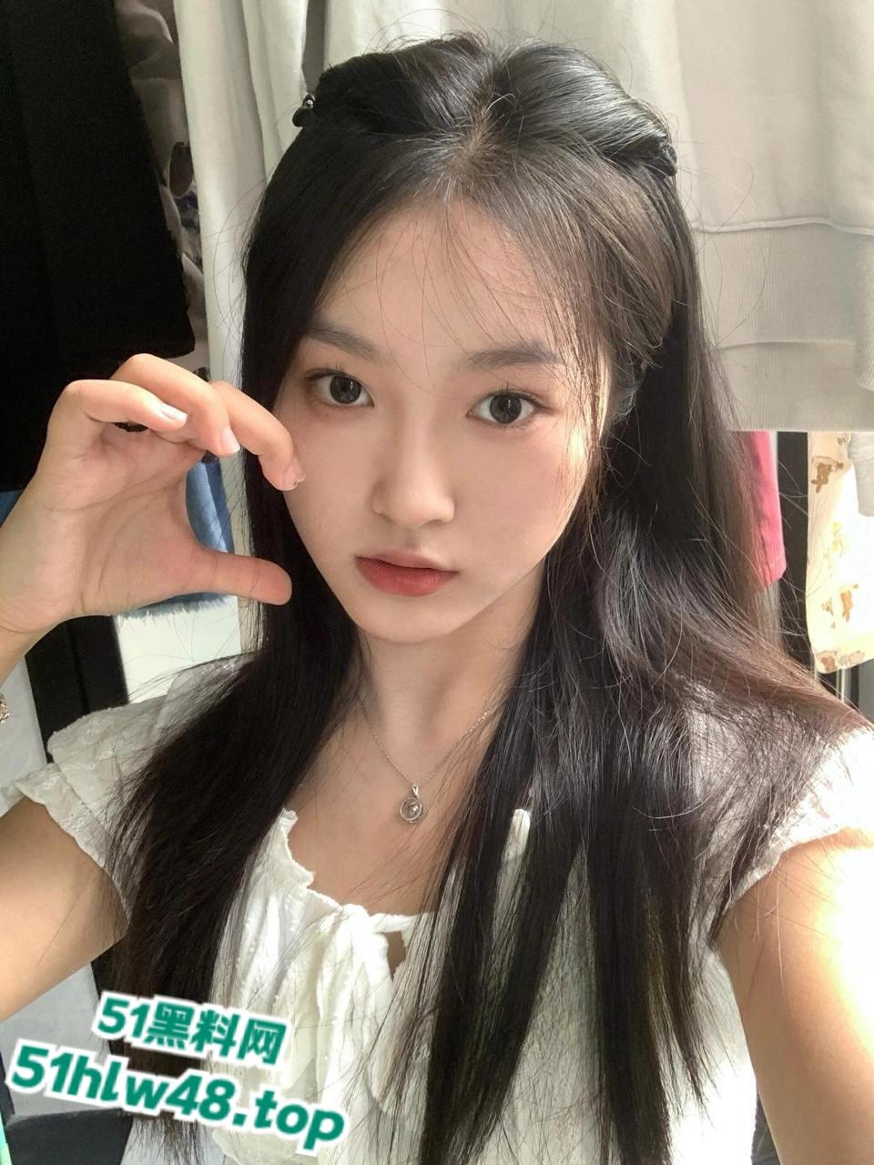 广州白云幼儿园清纯幼师【田梦】被渣男分手抛弃，极品的颜值搭配性感的美乳，不失为人间仙女！