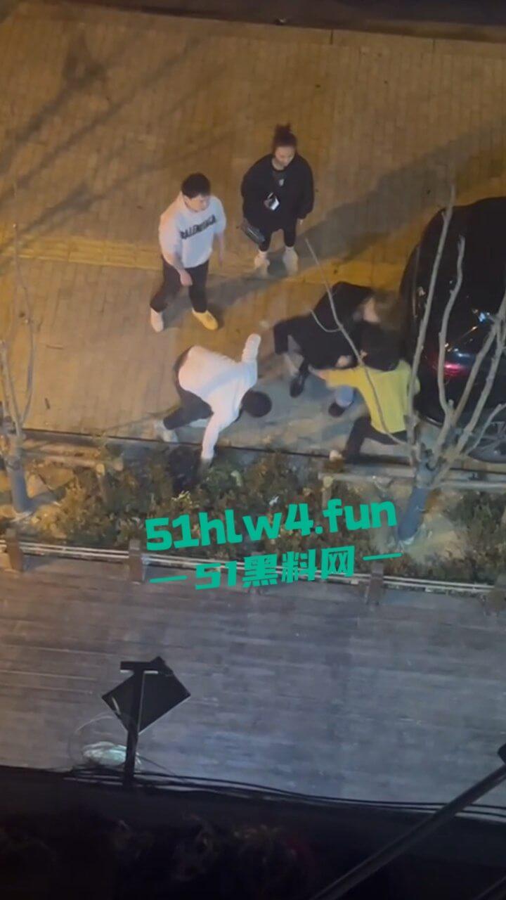 青岛小仙女挑衅男子嚣张辱骂还动手打人,结果被大哥一拳当场直接带走,看着都解气。-5