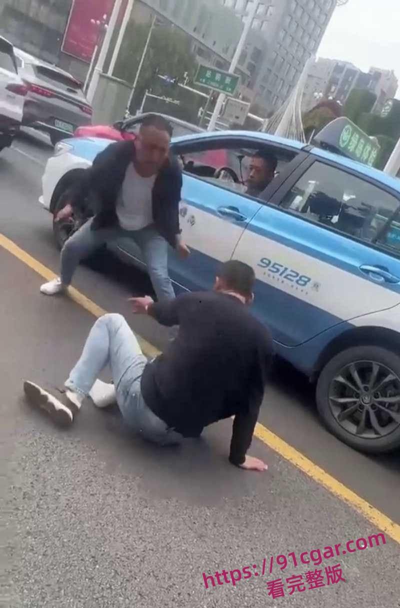路怒症街头打架白鞋男子拿小刀捅黑鞋男血液瞬间流出 马路矛盾升级司机激烈冲突惊险又刺激-2