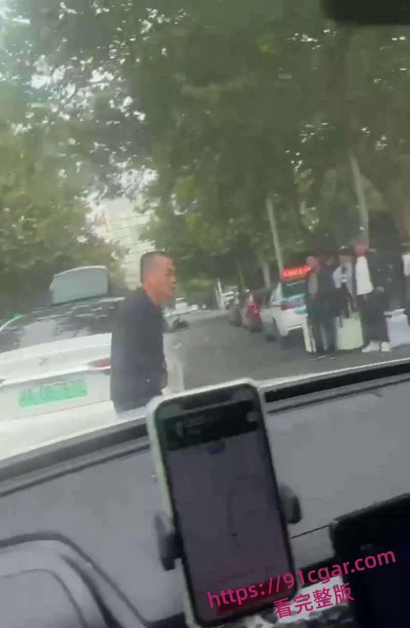 路怒症街头打架白鞋男子拿小刀捅黑鞋男血液瞬间流出 马路矛盾升级司机激烈冲突惊险又刺激-5