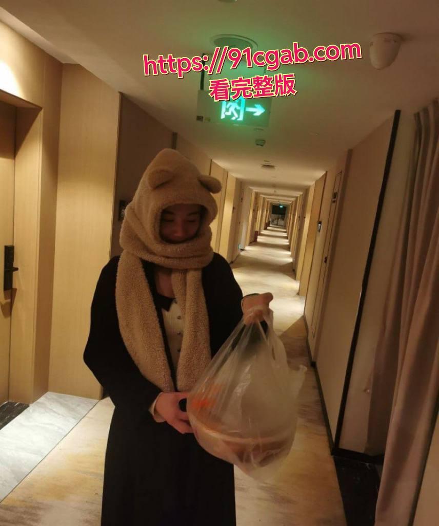 浙江宁波某公司旅游规划师姚敏，刚结婚没多久就饥渴难耐，瞒着老公网上卖逼求刺激