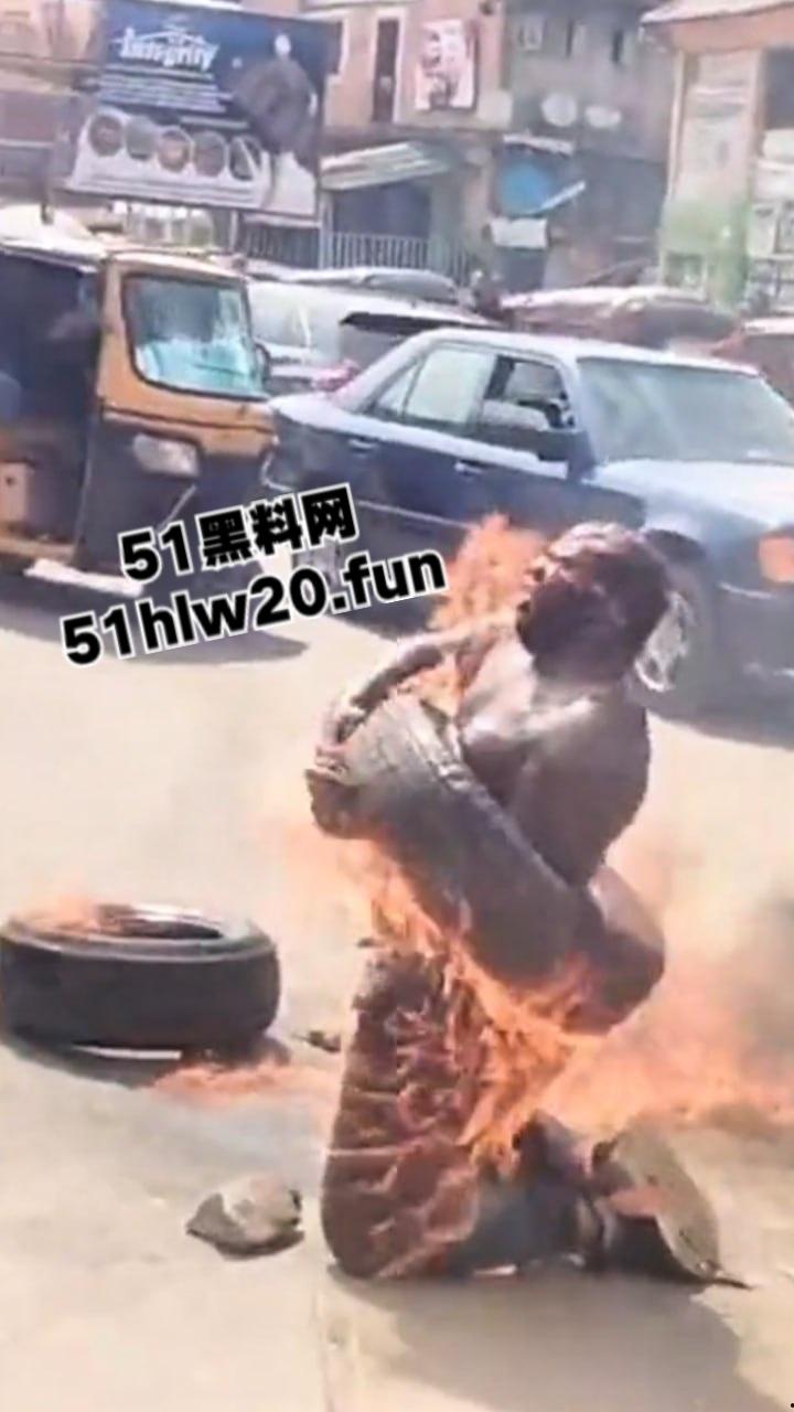 尼日利亚私刑现场，暴徒试图抢夺三轮车失败围观群众拒绝报警，改用私刑套轮胎烧人现场视频曝光。-2