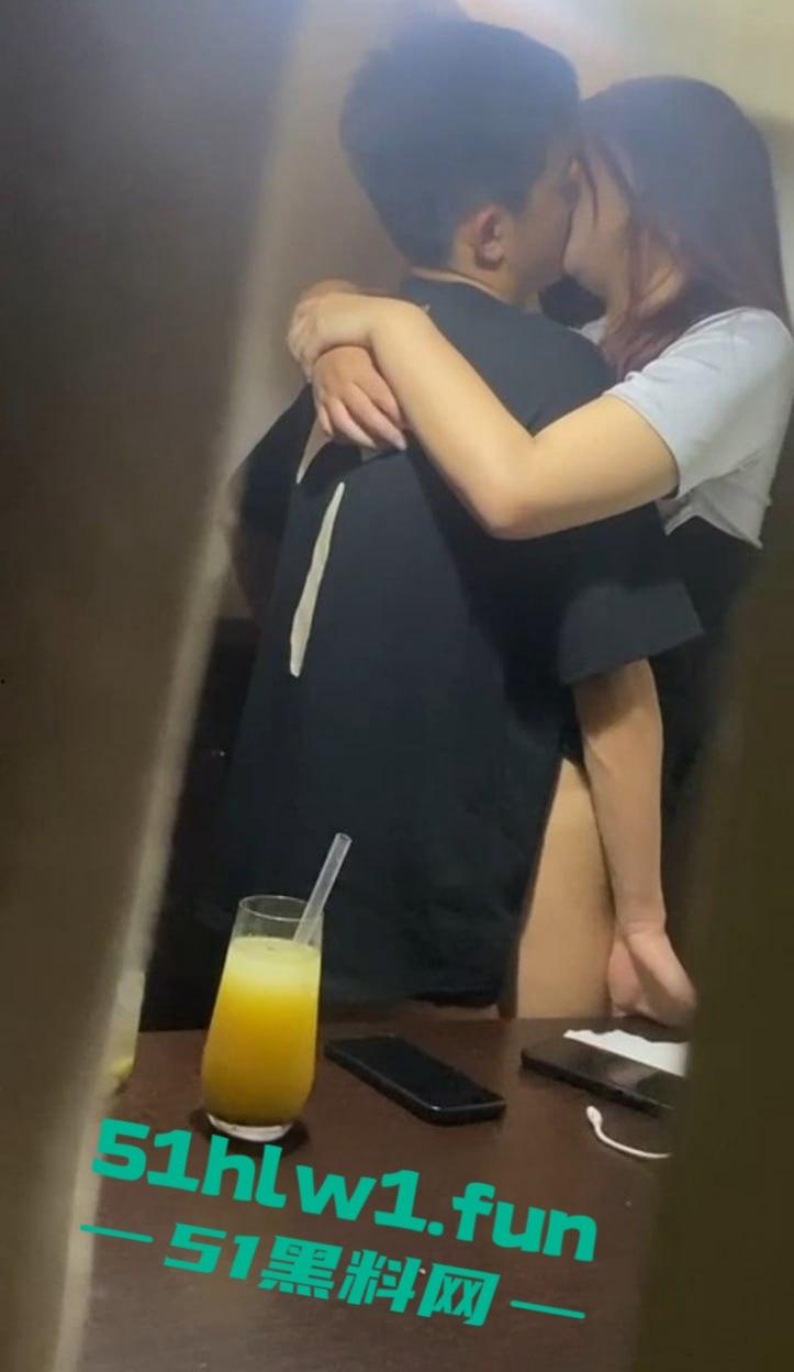 四川雅安天全县奶茶店搞出大动静,高中生JK妹激情啪啪,窗帘都不拉,活活让人看了全套!-1