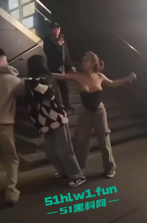 全网疯传兰桂坊MMA斗战现场画面，惊现一招制敌【龙抓手】好男不和女斗但渣男专挑女斗。-2