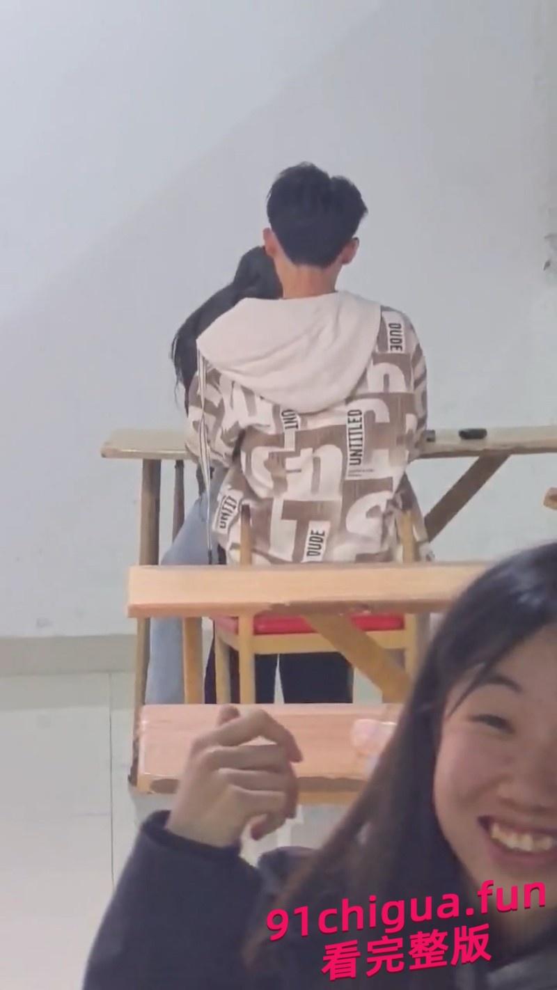 齐鲁大学餐馆大事件！情侣当众干活 妹子主动上位蹭-1