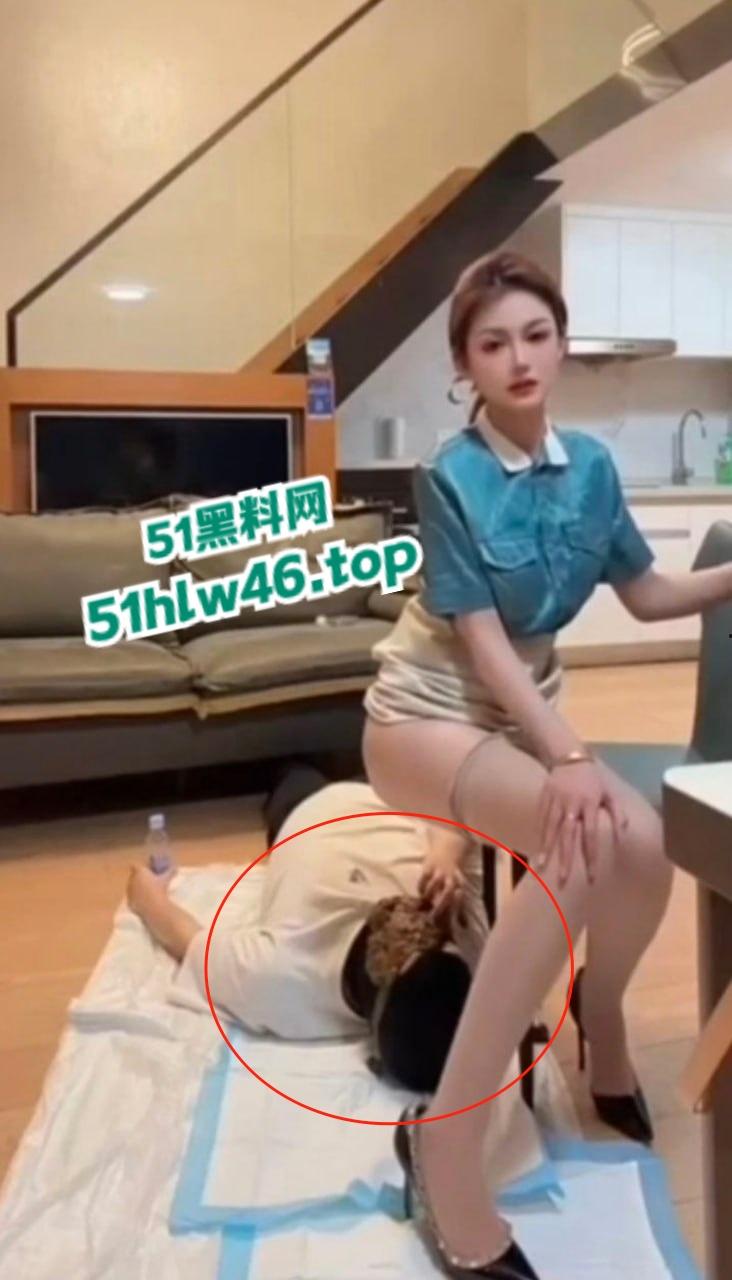 重口味慎点!超美艳长腿空姐调教马桶男奴,亲自拉热乎粑粑喂他吃,慎点小心吐出隔夜饭!-3