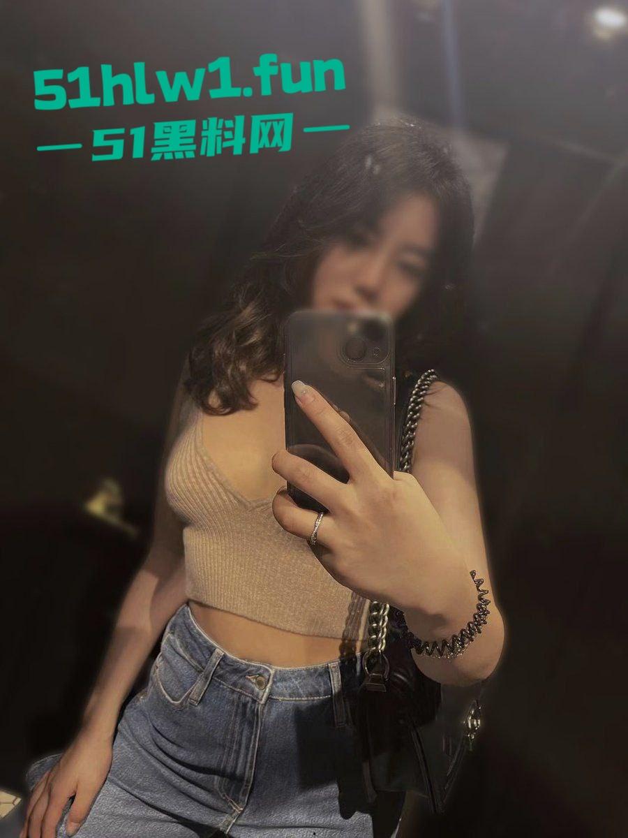 上海少妇【李丹】家里没人就喊人来操,最爱后入啪啪和户外露出,家里没人就成了开放日,这骚货谁能开的了?-16