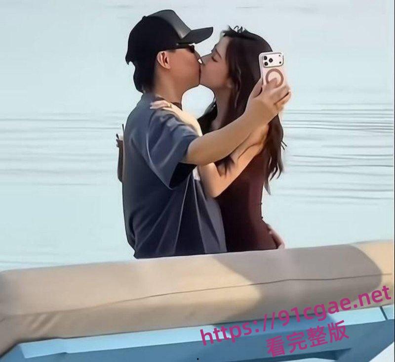 纯欲天花板易梦玲继马思维后再曝新恋情 与胡彦斌马尔代夫当街热吻被网友扒出-2