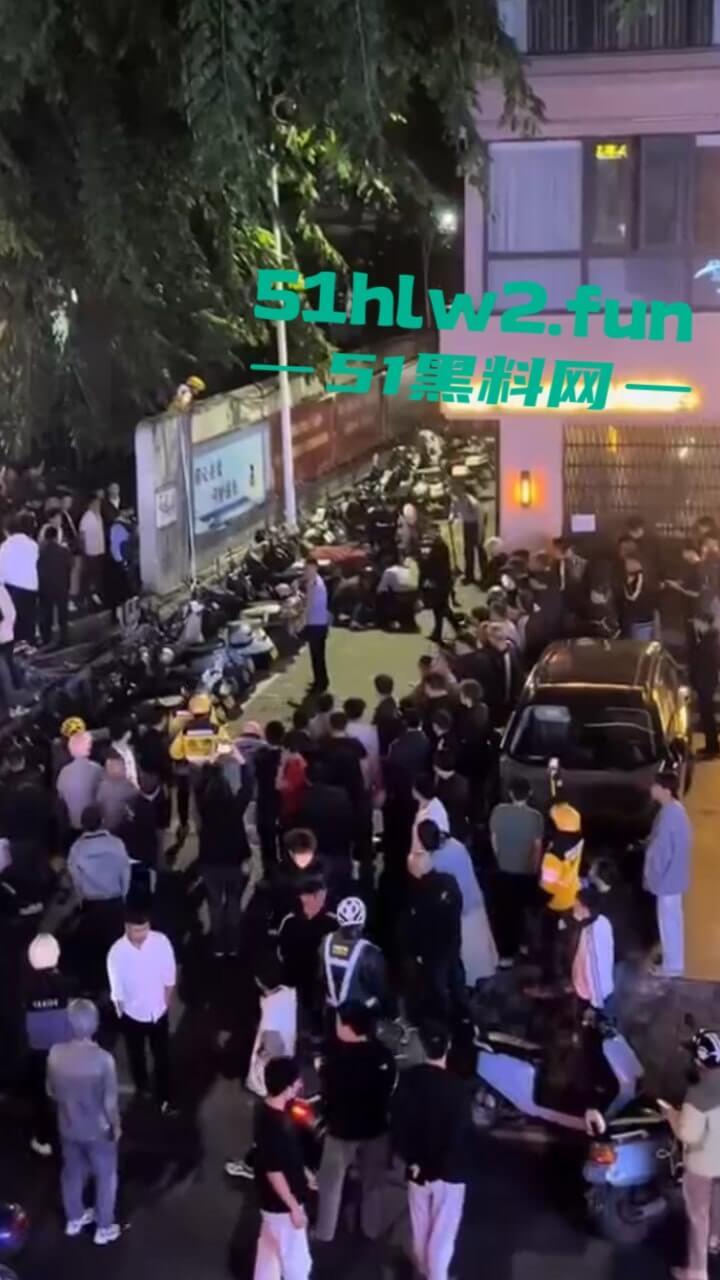 海南三亚金鸡岭，富天乐酒店门口民警和歹徒搏斗全过程，男子强奸未遂被巡逻民警发现并逮捕。