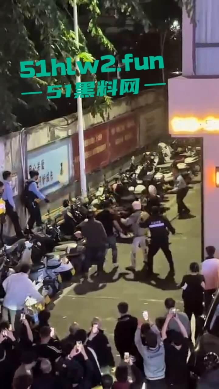 海南三亚金鸡岭，富天乐酒店门口民警和歹徒搏斗全过程，男子强奸未遂被巡逻民警发现并逮捕。-6
