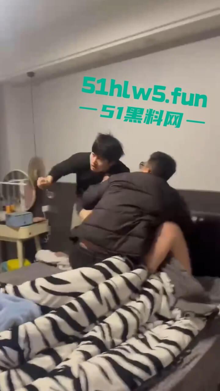 苍南县捉奸现场,男子出轨骚逼幼师,其老婆跟踪到现场叫来小三老公一起捉奸,现场炸裂惨不忍睹。-4