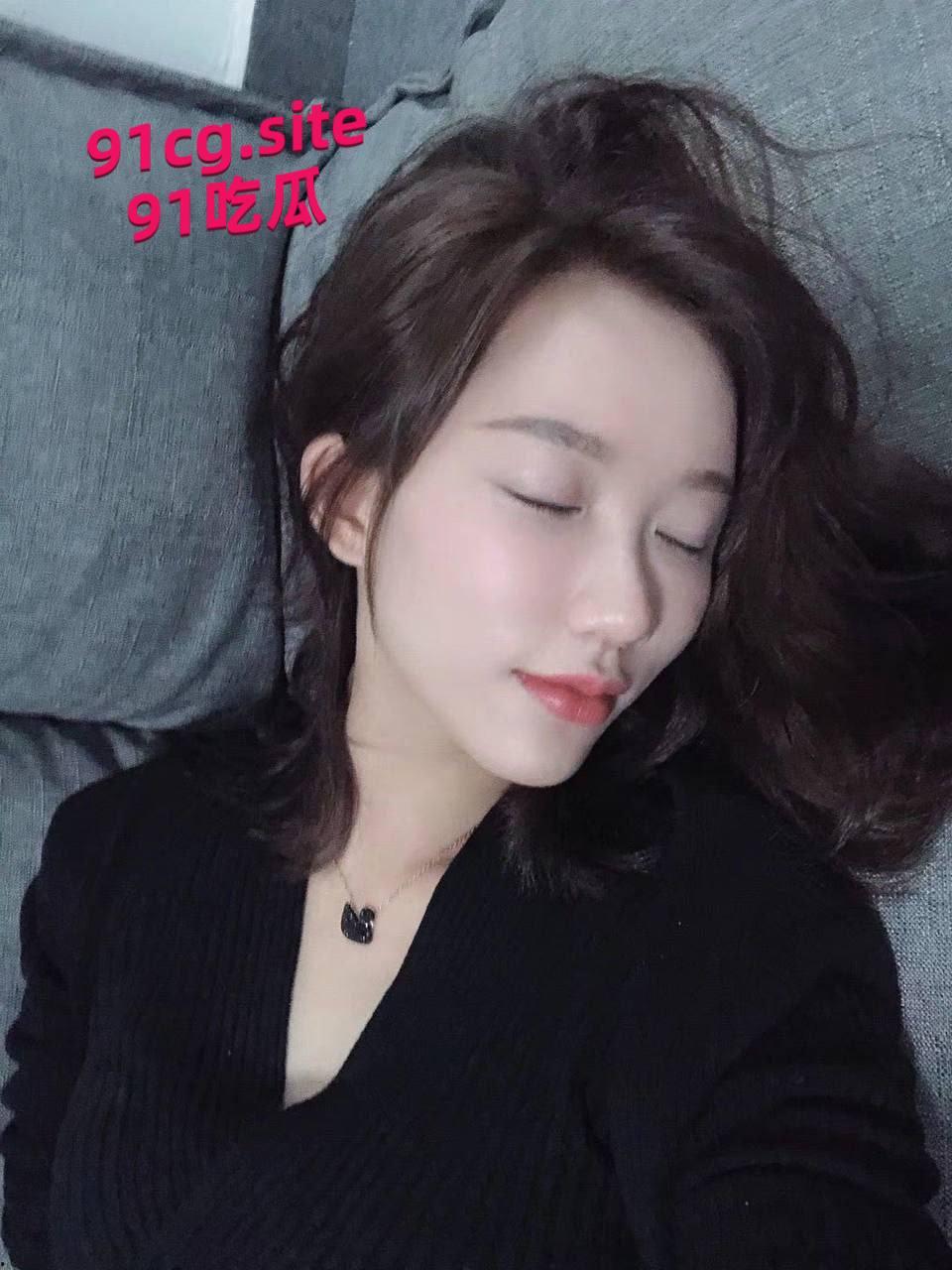 一对情侣的私密曝光,酒店开房成了他们的秘密乐园。-4