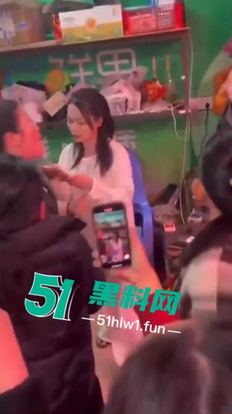 潮州新溪【淑武水果店】事件完整版，94年人妻出轨隔壁猪肉铺04年小伙，偷情野战被当场捉奸，竟开车顶撞亲夫。-11