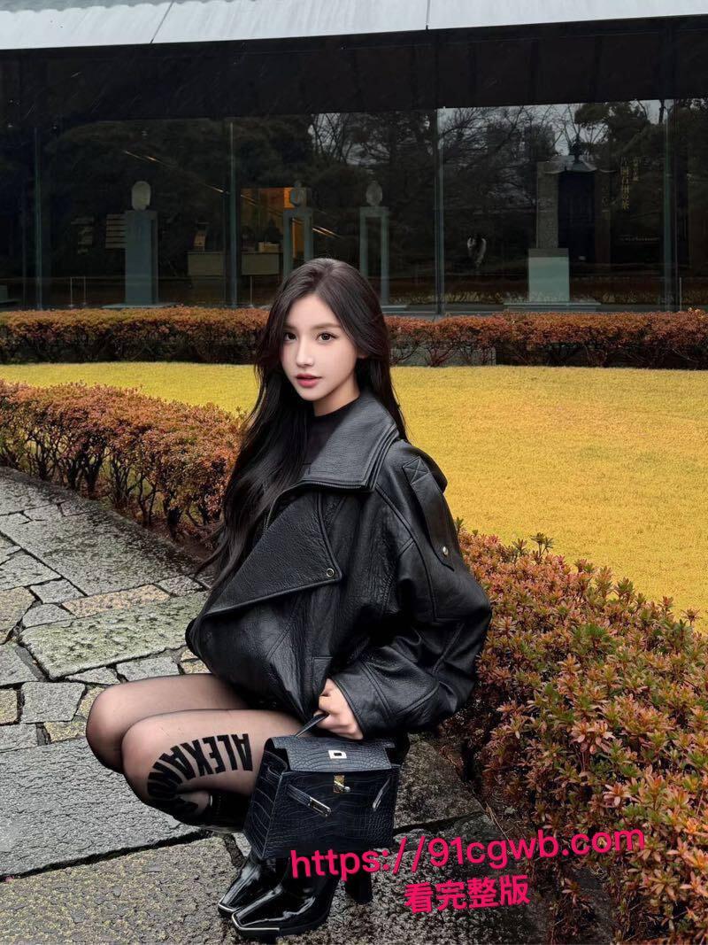 一字马骚逼沦陷！富二代胯下玩物口交舔穴酒店沙发狂干，姿势千变万化喷水失禁！-3