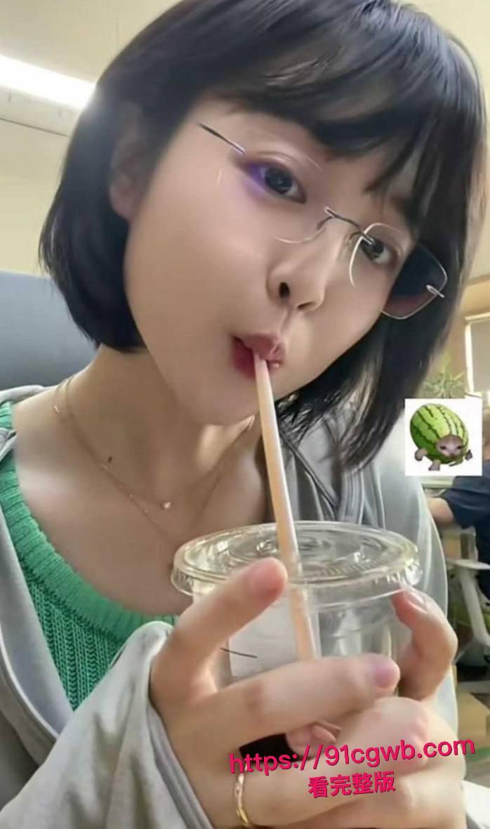 全网爆火高铁短发女孩大瓜!抖音真铁蛋被实锤为女主 私下各种大胆露出 高铁口交户外放尿 为了流量毫无底线!-14