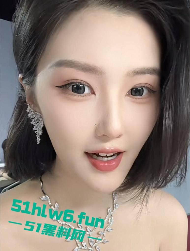 抖音286万粉丝顶级车模【程儿】走光视频车展现场不慎露奶头,不穿内裤裙底风光一览无余。-1