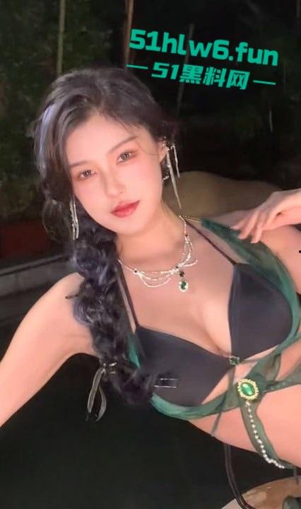 抖音286万粉丝顶级车模【程儿】走光视频车展现场不慎露奶头,不穿内裤裙底风光一览无余。-3